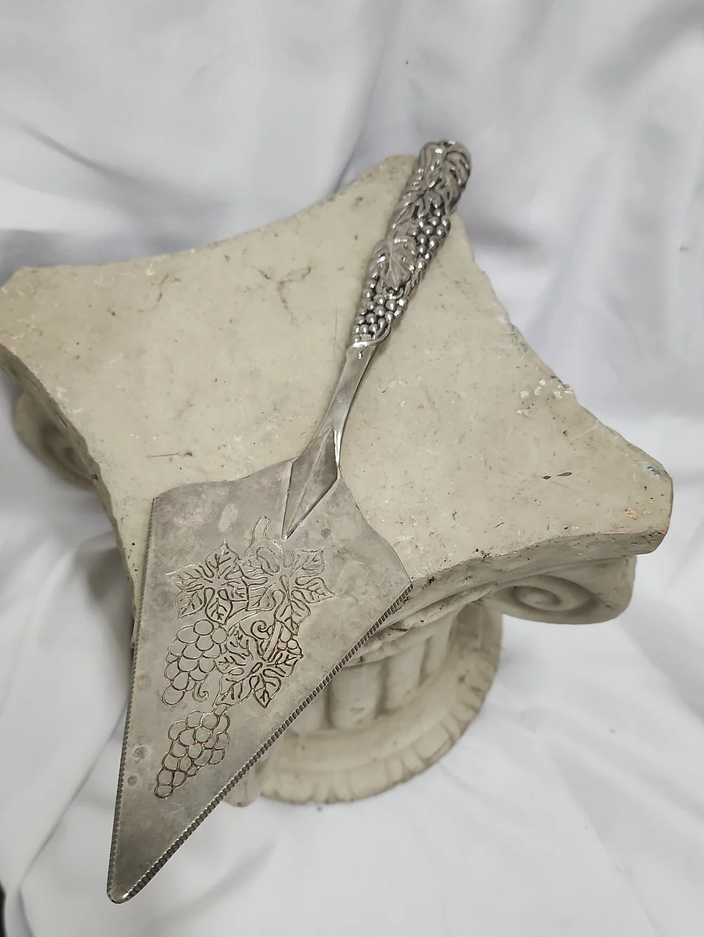 Vintage Godinger Grape Vine Silver Plated Cake/Pie Server